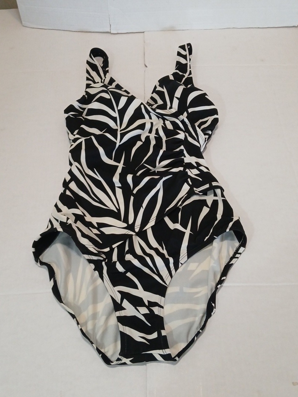 Jantzen Classic Black & White Leaf-Print One-Piece Swimsuit Womans 12 Faux Wrap